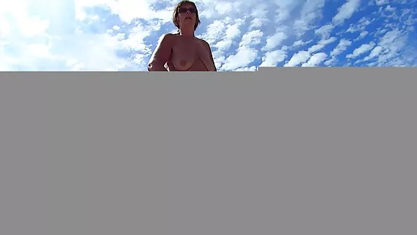 Блондинката е balgarsko porno във възторг от страстен анален секс с приятеля си.