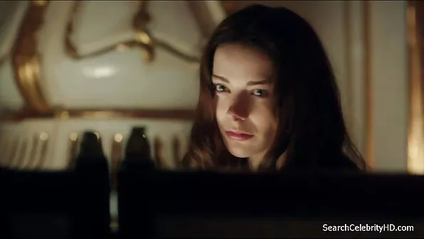 Двама приятели чукат яко задника кльощава мацка в Gonzo studio. balgarsko domashno porno