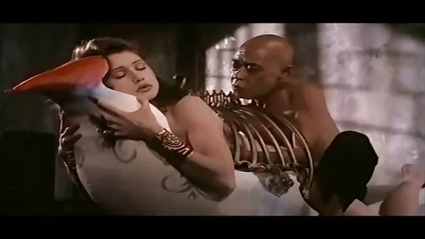 Черен мъж чука порно на български голям член в поза на рак задник на руска курва .