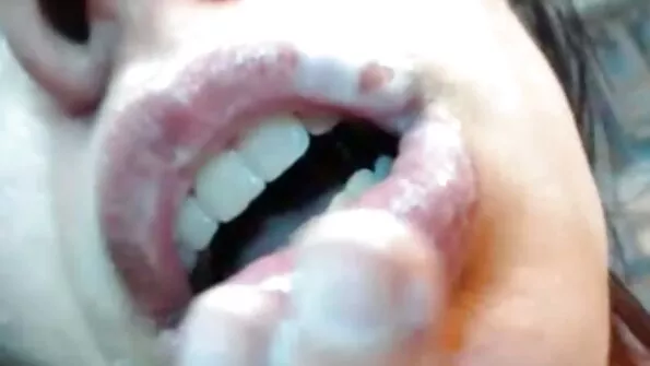 Руски момчета примамиха bylgarsko porno момичето да посети, за да я чукат в задника с тълпа .