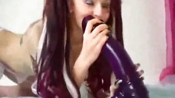 Руснак насади тесен анус на аматьорско бг порно брюнетка върху широк пенис.