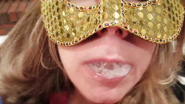 Чука кучешки зряла жена в чорапи и дава анален оргазъм. безплатно българско порно