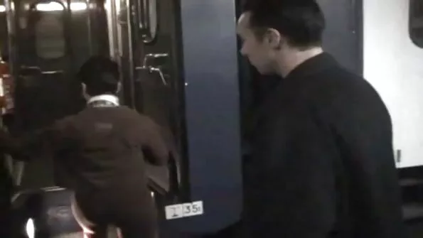 Руса дъщеря опипва дупето на мама с юмрук и я кара да пикае. безплатно българско порно