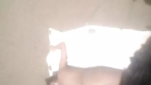 Големият клитор на мръсницата пулсира, докато чука задника. българско порно секс