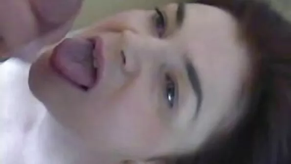 Брюнетка люлее задника си към черен мъж, докато българско порно на живо друг се чука в устата .