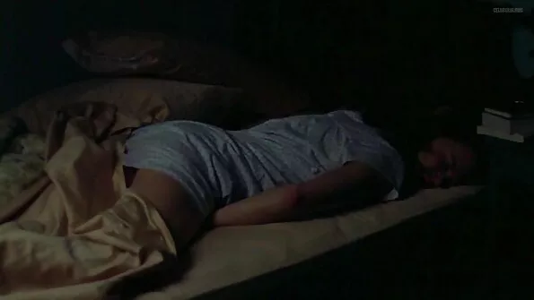 Брюнетката, българско безплатно порно усмихната, чупи дупето на члена на косматия мъж.