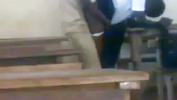 Мъжът чука дупето българско секс на младо къдраво момиче с голям член.