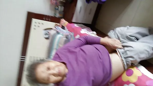 Тъмнокосата ново българско порно Мила по чорапи се чука в дупето.