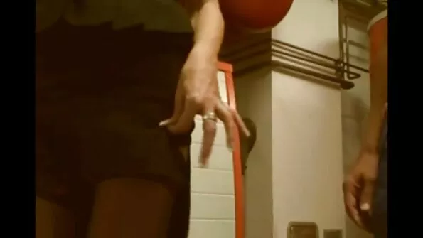 Анално порно на негър с две бели курви на кожен диван. порно на български