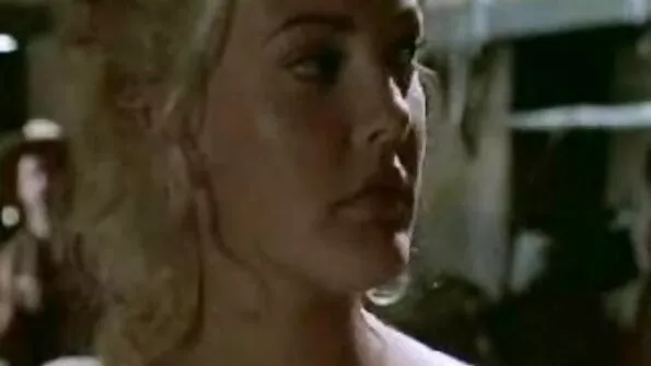 Брюнетка свършва само от двойно проникване сред порно на български природата.