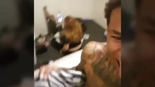 Брюнетка с татуировки се чука в дупето с порно на български двама наведнъж.