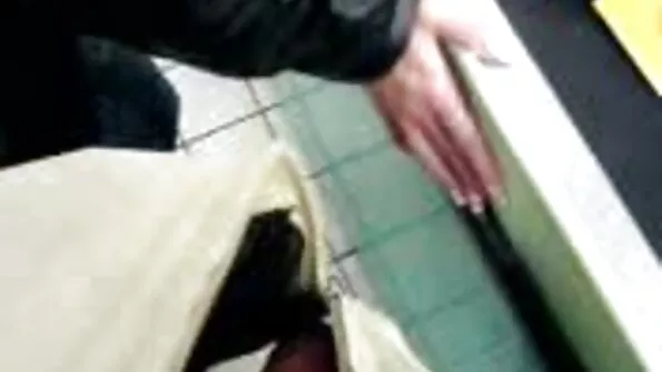 Болно е за брюнетка да се чука в дупето с български порно новия си приятел.