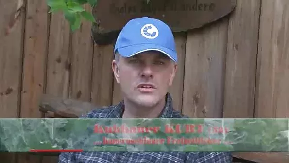 Млада курва сервира три големи члена balgarsko porno с дупето и устата си.