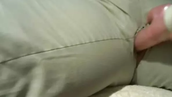 Забиване на ново българско порно месест член в девственото дупе на блондинката.