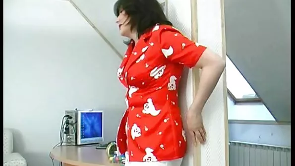 Сладките порно български кучки са готини в задника с човек.