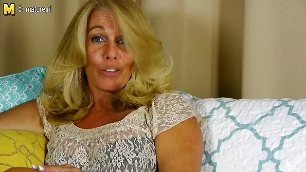 Пич с голям хуй красиво откъсна руска мацка български порно в анала.