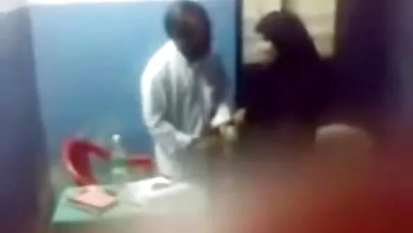 Двама другари чукат дупето и путката на руса яко българско порно манекенка.