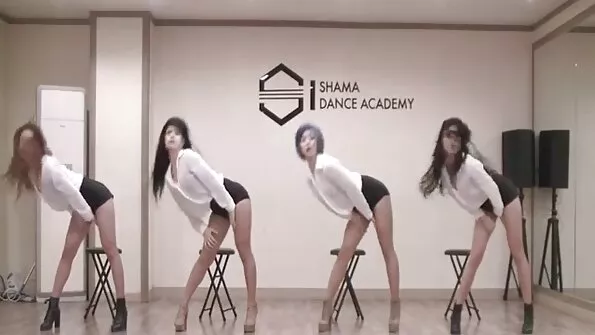 Две брюнетки българскопорно завъдиха красавец за групово анално чукане.