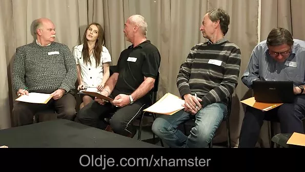 Млада съпруга се наслаждава на анално проникване порно българско върху пениса на съпруга си.