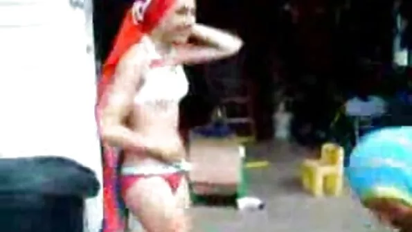 Червенокоса любовница гали члена българско тийн порно на мъжа преди анално чукане.