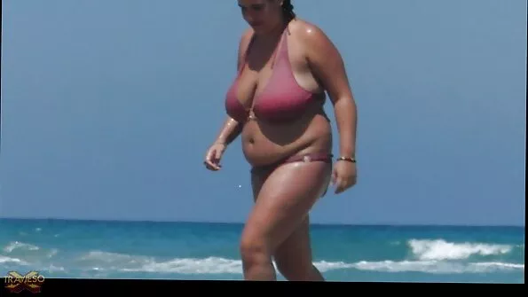 Кучката стои кучешки и показва широкото български секс порно си дупе след чукане .