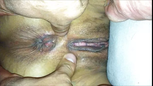 Дебел член опъва дупето на яко българско порно брюнетка със косичка.