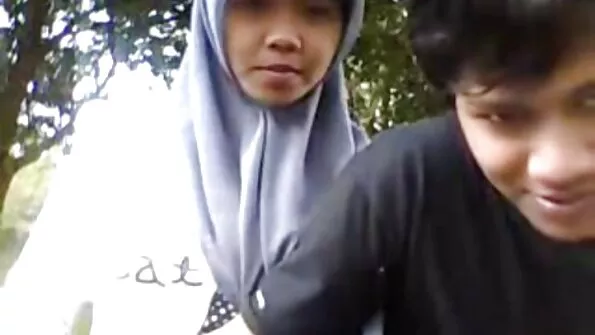 Богати български момичета порно любовници чукат красиви руски курви в задника.