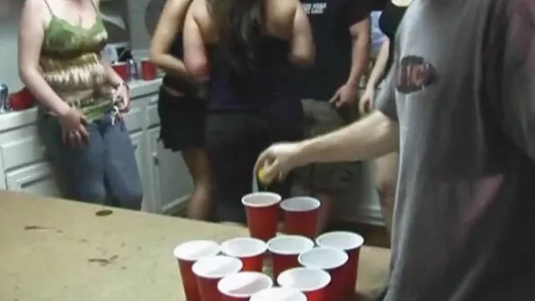 Брюнетката беше насадена с български порно клипове дупе върху черен член до самите топки.