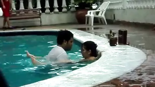 Красавицата суче българско порно видео член преди първи анален секс.