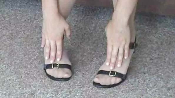 Мъжете в тълпа се напикаха на брюнетката и се чукаха ново българско порно здраво в дупето.