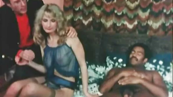 Чукане на българско домашно порно три момичета в черни чорапи в кучешки стил.