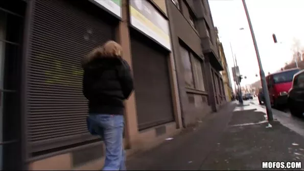 Тълпата се напика в българско порн устата на брюнетката по време на групов анален секс.