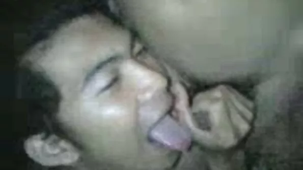 Cocksucker суче два члена наведнъж в Gonzo българско porno anal porn casting studio.