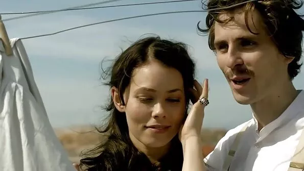 Бялата българско porno едрогърда MILF се чувства страхотно на черни петли.