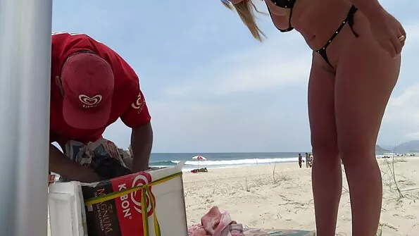 Красив травестит се прецака порно преведено на български в стегнато дупе и уста на групов кастинг.