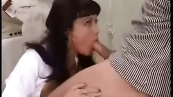 Дебел член порно български издупчи дупето на брюнетката.