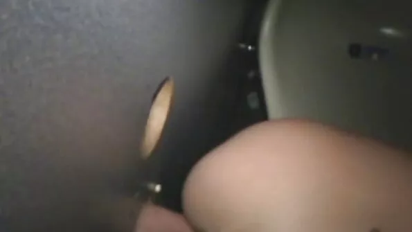 Съпругата в мрежести чорапи се спусна надолу и българско porno се чука в дупето с тълпа мъже.