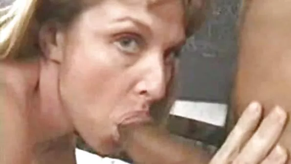 Красива брюнетка българскопорно активно се чука в стегнат задник.