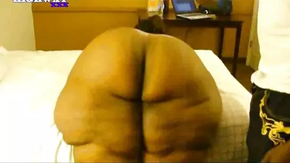 Красива сервитьорка на частно парти, прецакана на всички краища от тълпа. balgarsko porno video