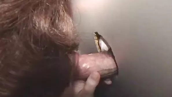 Млада блондинка секс бг порно суче кури и се подготвя за тройка.