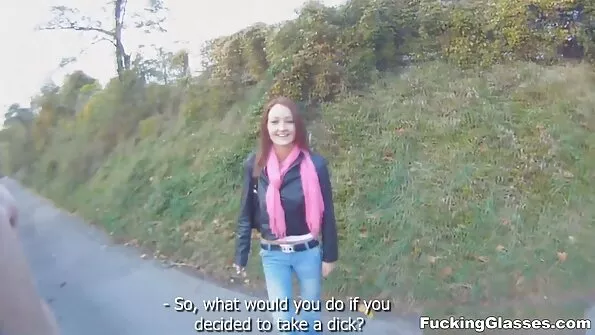 Млада брюнетка хваща петли на момчета в порно на български език две дупки едновременно.