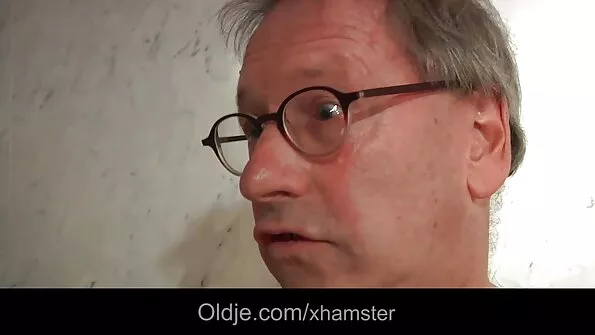 Съпругът е далеч и затова български порно клипчета искам анален. Добре че мина комшията.