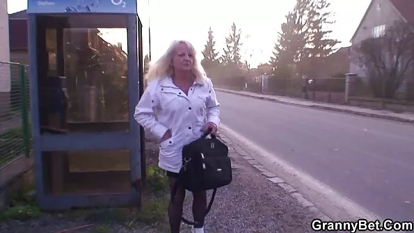 Нежна кучка българскопорно се хвали с голяма дупка след анално чукане.