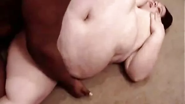 Опитна жена учи момче българско тийн порно как да се чука анално в къщата.