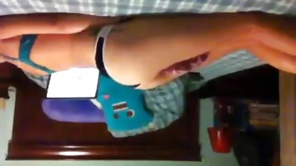 Човекът balgarsko porno влиза в дупето на красива мацка и спермата изтича от нейната путка.