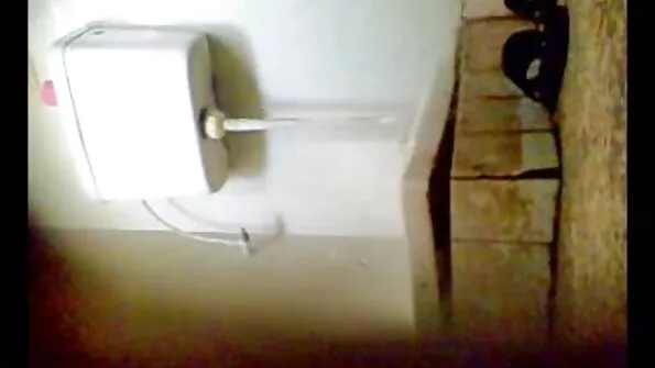 Късане на чорапогащник на брюнетка и грубо изпърдване на задника й balgarsko porno в стаята.