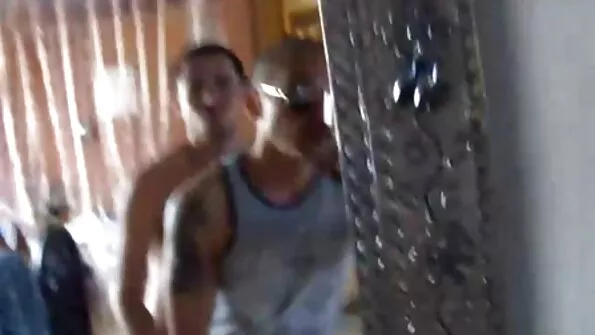 Сладка сладурана с обръсната путка се бг порно камери влачи от чукане в дупето с черен мъж.