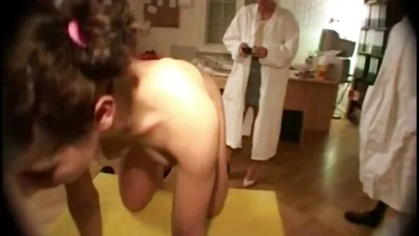 Първи анален оргазъм безплатно българско порно на зряла дама в спалнята с мъжа си.