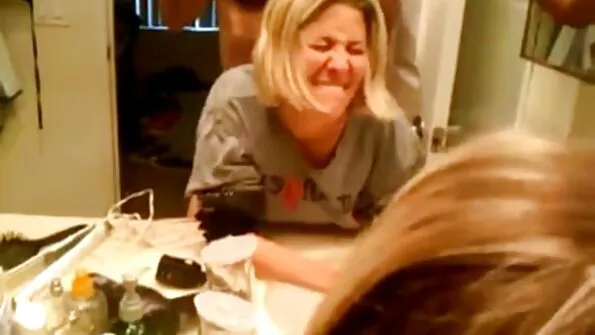 Руско момиче българско порно скрита камера и мъж правят анален секс на дивана.