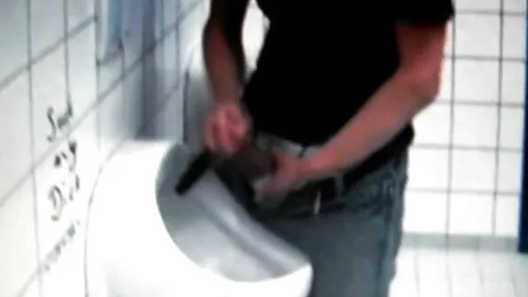 Курвата сама угажда на тълпата мъже с български порно клипове всичките си дупки.